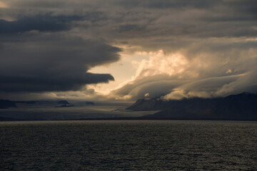 Sonnenuntergang bei anhaltender Mitternachtssonne auf Spitzbergen im Nordatlantik