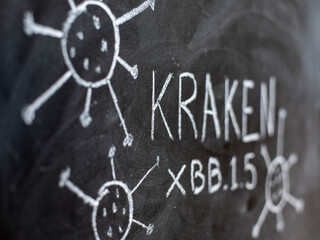 Kraken, nueva variante del covid 19, escrito a mano en una pizarra con tiza