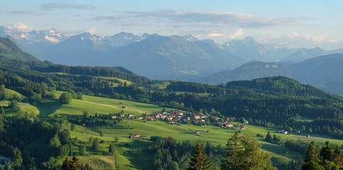 Fototapeta na wymiar Idyllisches Panorama im Sommer bei Oberstdorf