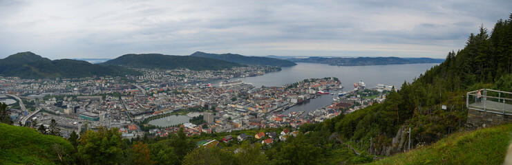Fototapeta na wymiar Stadtpanorama von Bergen in Norwegen vom Fløyen