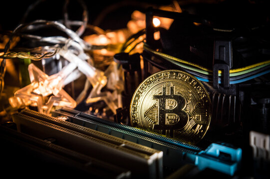 una moneda de bitcoin sobre una placa base y luces 