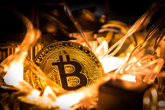 una moneda de bitcoin sobre una placa base y luces 