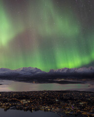Fototapeta na wymiar aurora borealis over the lake
