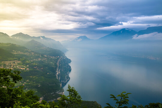 Malerische Abendstimmung an der Westseite des Gardasee, Italien