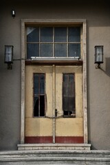 Alte Haustüre mit zwei Lampen an den Seiten