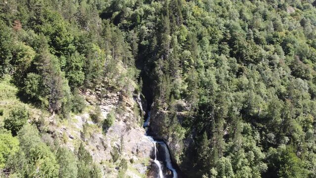 Video del r&iacute;o Est&oacute;s, con las cascadas de las Gorgas Galantes. Pirineos.