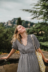 junge Frau in Bergamo / Touristin