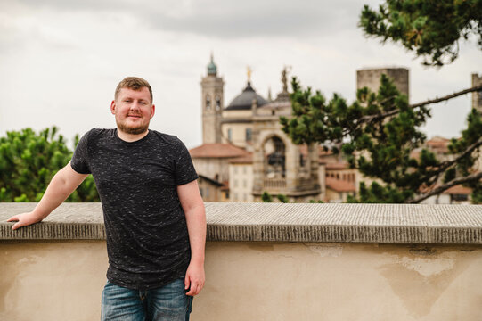 junger Mann mit Bart in Bergamo