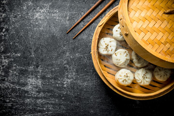 Freshly cooked manta dumplings in a bamboo steamer.