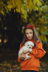 Niña y bebe perro