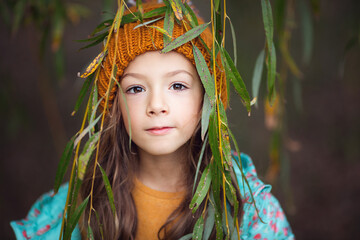 Niña con una gorra naranja