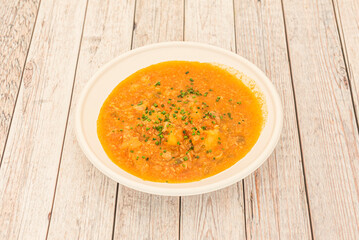 The tuna of bonito is a dish based on Thunnus alalunga, whose origin is found among Asturian, Cantabrian and Basque fishermen. It is a tuna stew with potatoes, onion, pepper and tomato, mainly