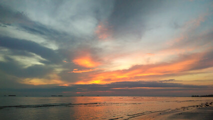 Fototapeta na wymiar enjoy a beautiful and sunny sunset on the beach
