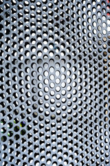 textura de gradación y formas geometricas de una verja, arte optico y cinetico 