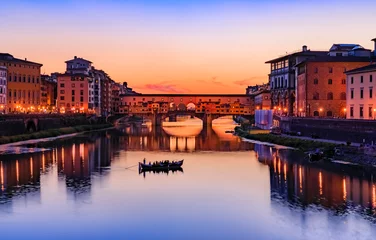 Photo sur Plexiglas Ponte Vecchio Famous Ponte Vecchio bridge on the river Arno River at sunset, Florence, Italy