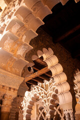 Detalle de arcos polilobulados ornamentados en un palacio histórico, arquitectura mudéjar con...