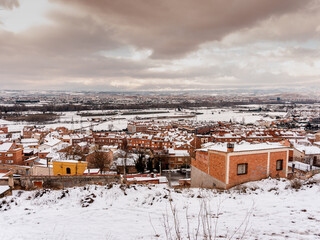 Hermoso paisaje invernal de pueblo con nubes y nieve