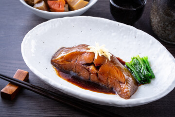 カレイの煮付けと日本酒
