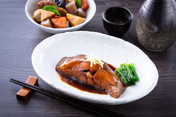 カレイの煮付けと日本酒