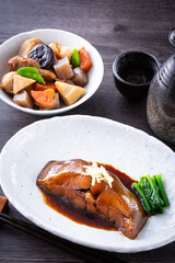 カレイの煮付けと日本酒