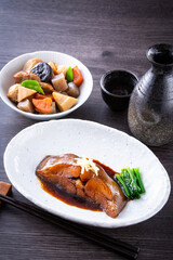 カレイの煮付けと日本酒