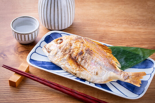 鯛の姿焼きと日本酒