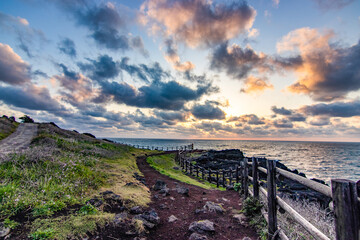 Fototapeta premium 섭지코지의 새벽 산책