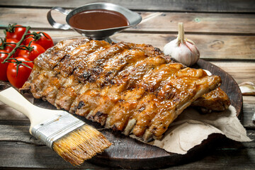 Grilled ribs with tomato sauce and garlic.