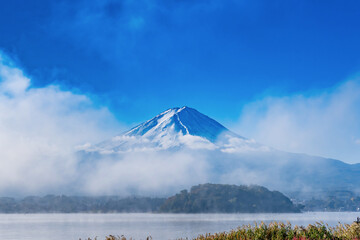 Fototapeta na wymiar 山梨県富士河口湖町大石公園から見た早朝の富士山