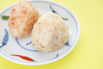 おかかとシャケのおにぎり2つの画像