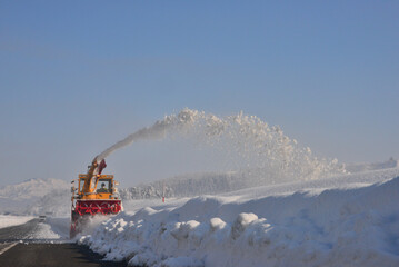 雪国魚沼の生命線を除雪するロータリー除雪車