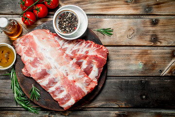 Raw ribs with spices and herbs .