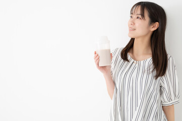 牛乳を飲む女性　プロテイン　健康