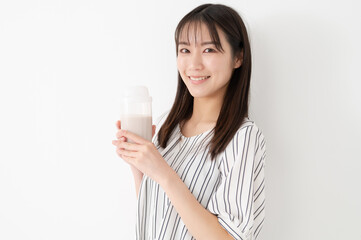 牛乳を飲む女性　プロテイン　健康