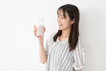 プロテインを飲む女性　牛乳　ダイエット