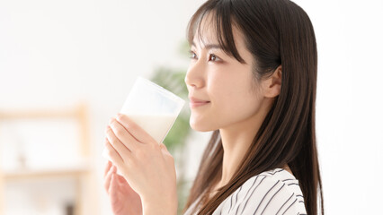 牛乳を飲む女性　プロテイン　健康