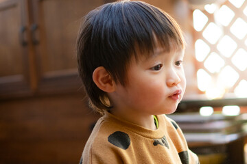 あどけない表情の2歳児