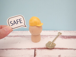 黄色のヘルメットを被ったマスコットと吹き出しにsafeセーフの単語