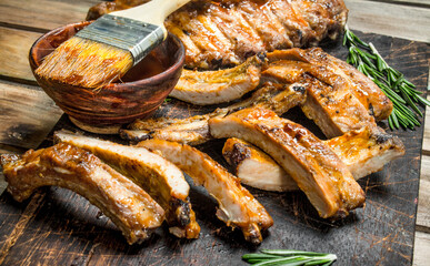 Chopped ribs grilled with a sauce.