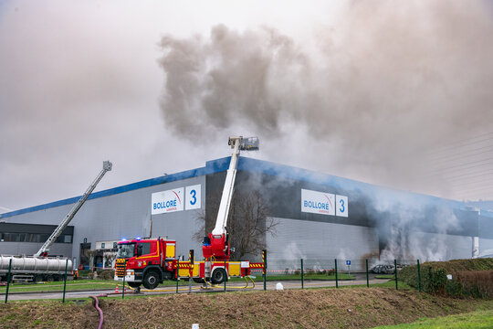 Incendie dans un b&acirc;timent de l'entreprise Bollor&eacute; Logistics stockant des batteries au lithium &agrave; Grand-Couronne (76) le 16 janvier 2023. Pompiers avec bras &eacute;l&eacute;vateur a&eacute;rien