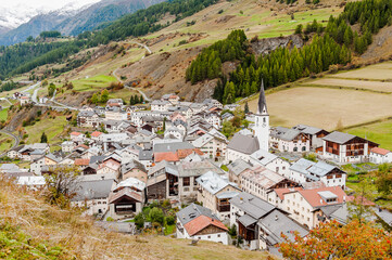 Ardez, Dorf, Kirche, Kirchturm, Unterengadin, Ruine, Felsen, Alpen, Graubünden, Wanderweg, Herbst, Herbstfarben, Schweiz © bill_17