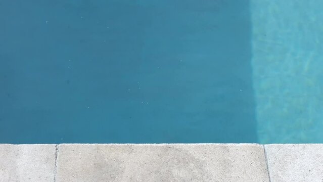 Lib&eacute;lula roja volando y pos&aacute;ndose en el borde de una piscina