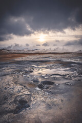 Hverir è una delle zone geotermali più attiva di tutta l'Islanda, la sua conformazione lo fa sembrare un paesaggio quasi lunare.