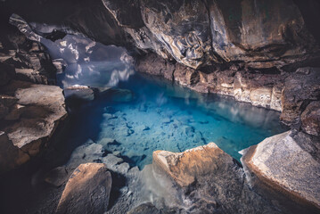 Grjótagjá, una grotta suggestiva Islandese con al suo interno una pozza di acqua termale. Famosa per essere uno scenario del trono di spade. - obrazy, fototapety, plakaty