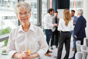 Ältere Business Frau als Chefin in einer Pause im Büro