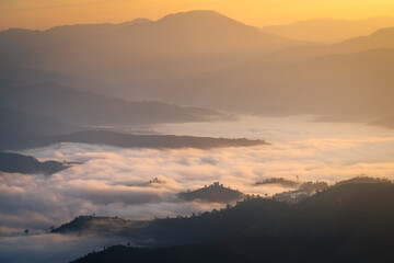 Obraz premium The sunrise over the mountain with sea of fog in the western of Thailand