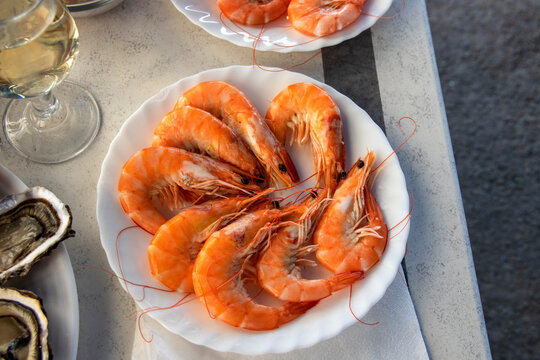 Assiette de crevettes roses vue en plong&eacute;e