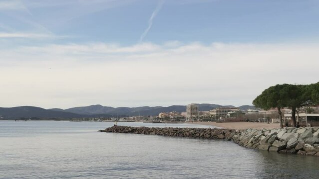 vue de la ville de Fr&eacute;jus par la mer	