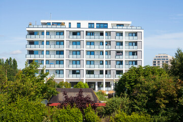 Modernes Wohngebäude am großen Hafen, Wilhelmshaven, Niedersachsen, Deutschland