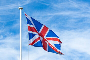 drapeau Royaume uni, en gros plan,  sous un ciel bleu